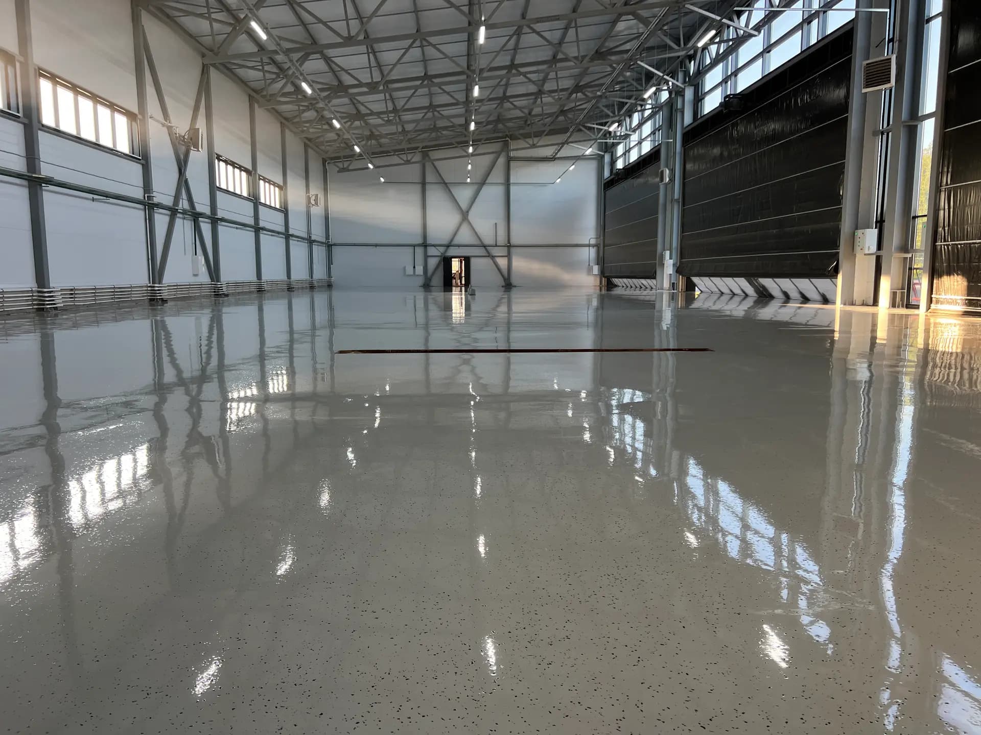 Полимерные полы в ангаре для вертолётов